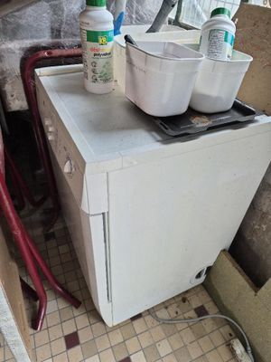 une photo d'un petit réfrigérateur dans une pièce sale
