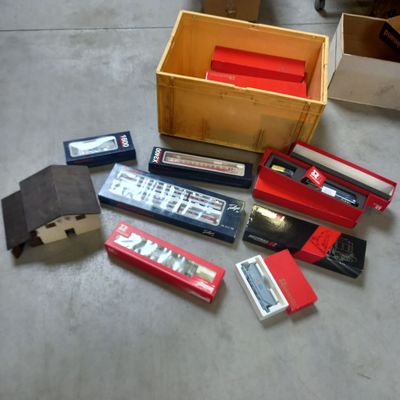 de nombreux types d'outils et de boîtes éparpillés par terre