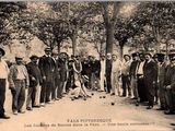 de nombreuses personnes faisant la queue pour jouer au croquet
