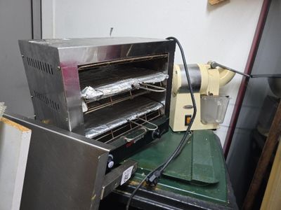 un four grille-pain posé sur une table verte