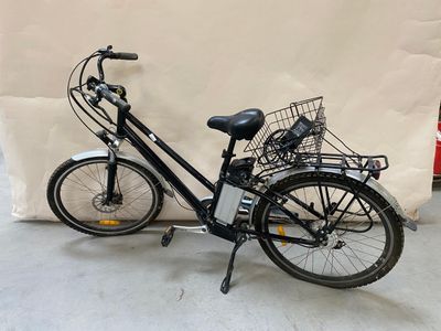 un vélo noir avec un panier à l'arrière