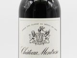 bouteille de vin rouge avec bouchon rouge sur fond blanc