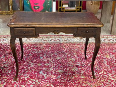 une petite table en bois surmontée d'un tiroir