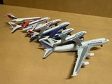 Plusieurs maquettes d'avions sont alignées sur une table