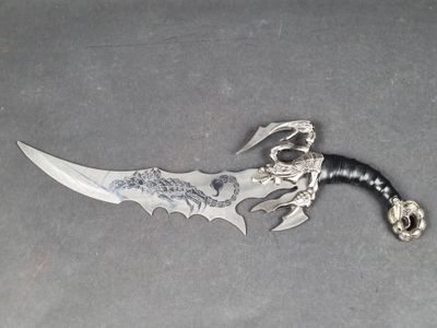 Dague fantaisie, lame gravée d'un scorpion (L : 53 cm) (usur…