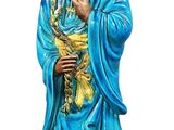 statue d'une femme tenant un oiseau dans ses mains