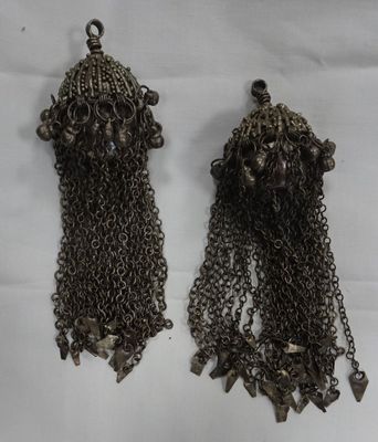 Paire de boucles d'oreilles en métal à décor de chaînettes e…