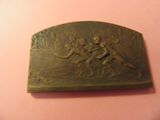 une plaque en bronze représentant un homme à cheval