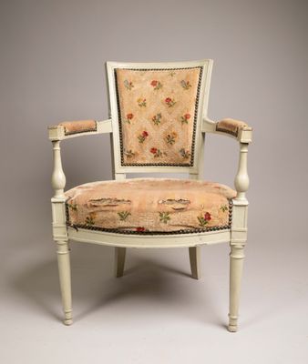 une image d'une chaise avec un dossier et des accoudoirs tapissés de fleurs