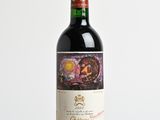 la bouteille de vin rouge est posée sur une table en bois
