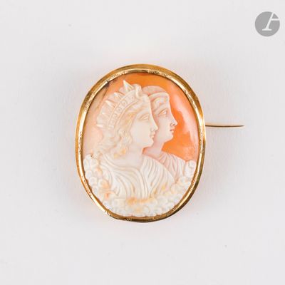 une broche en camée représentant le profil d'une femme dans un coquillage