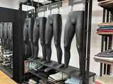 une pièce où se trouvent de nombreux mannequins
