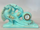 une horloge posée sur une table