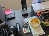 un bureau sur lequel se trouvent un ordinateur portable, un téléphone portable et d'autres objets