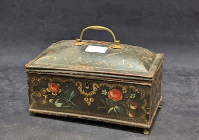 une petite boîte ornée d'un motif floral