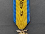 Gros plan sur une médaille entourée d'un ruban