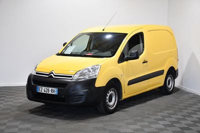 une camionnette jaune Citrole garée dans une pièce blanche au sol à carreaux