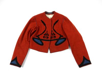 une image représentant une veste rouge ornée d'un motif noir et bleu