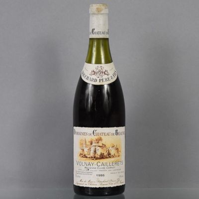 une bouteille de vin posée sur une table