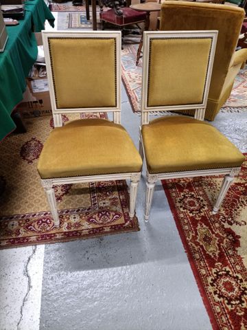 Suite de six chaises à la reine de style Louis XVI, laquées blanc