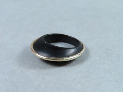 une image représentant une bague sertie d'une pierre noire