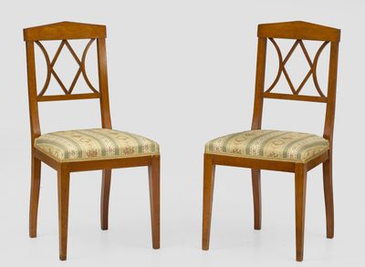 deux chaises en bois avec un dossier rembourré et une assise rembourrée à motifs