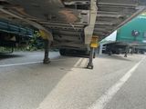 un camion garé sur le côté de la route