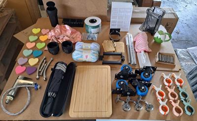 une table sur laquelle sont posés de nombreux matériaux de loisirs créatifs