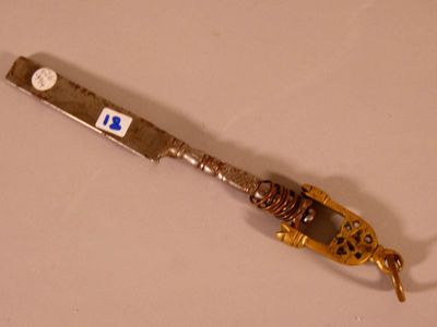 Clé de style mamelouk en laiton et fer à décor de têtes de s… - Photo 1