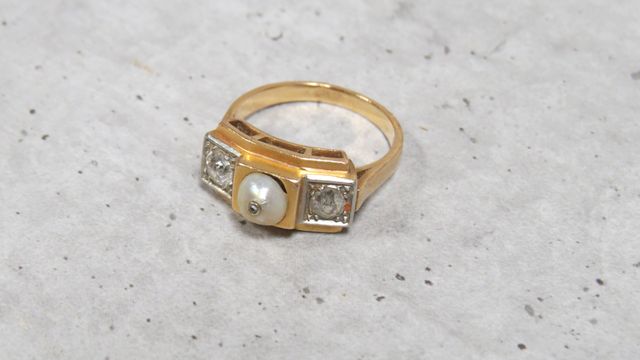 Bague en or jaune 750 millièmes, le centre orné d'une perle de cu...