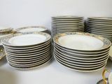 beaucoup d'assiettes empilées sur une table