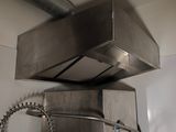 une cuisinière en acier inoxydable dans une cuisine, à côté d'un évier