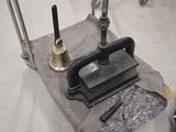 un objet métallique posé sur une table