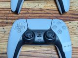 deux manettes de jeux vidéo posées sur une table