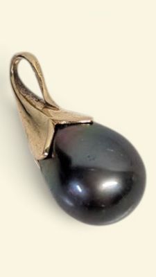 an image of a black pearl pendant on a white background
