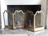 une cheminée avec un foyer et un miroir sur le manteau de cheminée