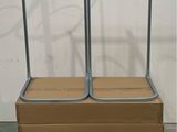 deux rayonnages posés sur une palette