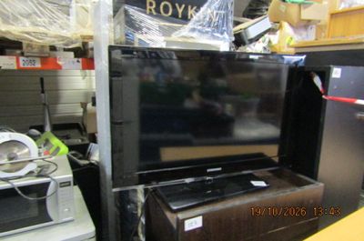 un téléviseur posé sur une table dans un magasin