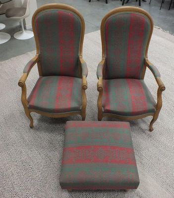 deux chaises et un repose-pieds dans une pièce