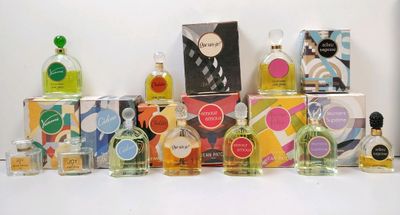 Lot de 8 factices de parfum JEAN PATOU, dans leur cartonnage…