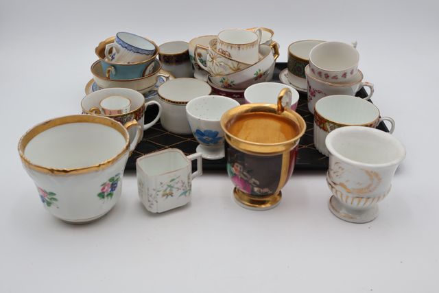 Lot de tasses porcelaine dont certaines anciennes (quelques accid...