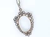 un pendentif en or blanc et diamants, monté sur une chaîne en argent