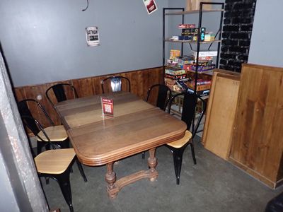 une table et des chaises dans un coin de la pièce