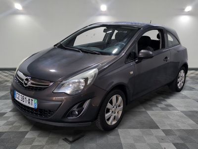 la photo d'une voiture grise garée dans un garage