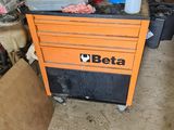 un établi orange et noir dans un garage