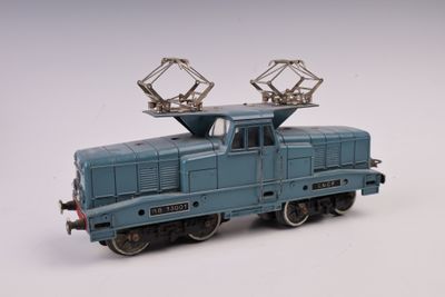 un petit train sur une surface blanche avec un fond blanc