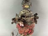 une sculpture représentant un homme portant un sac sur le dos