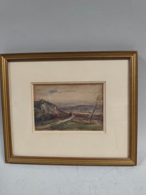 tableau encadré représentant un paysage avec un bateau sur l'eau