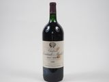 l'image d'une bouteille de vin posée sur une table