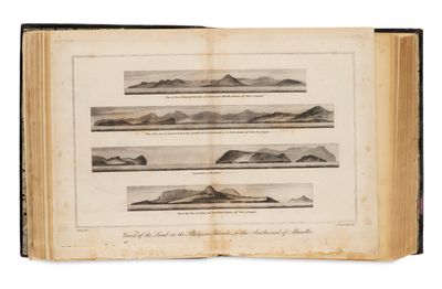 un livre ouvert sur lequel figure une image représentant des montagnes et des collines